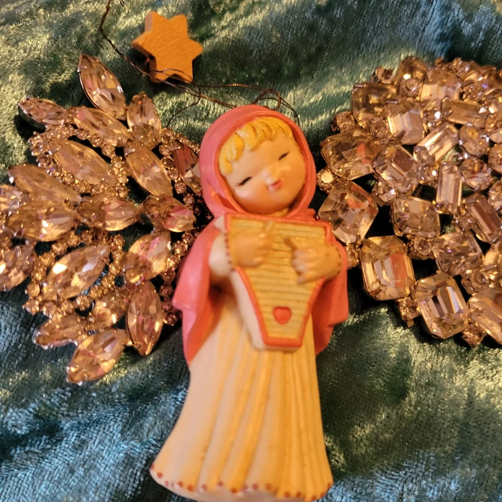 Vintage ANRI Italy Girl Figurine ~ Ferrandiz ~ Sweet Ornament Figurine